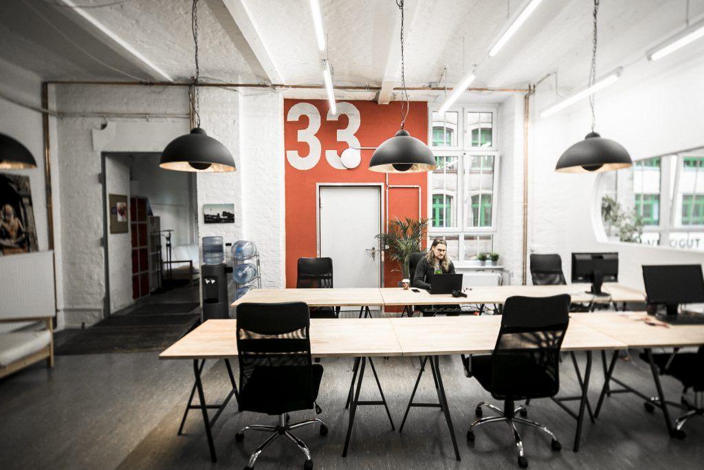 großer coworking space Bereich mit 6 flexiblen Arbeitsplätzen